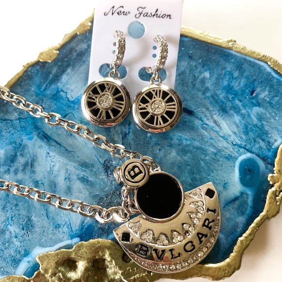 Accessories - Women’s earrings and necklace Set.